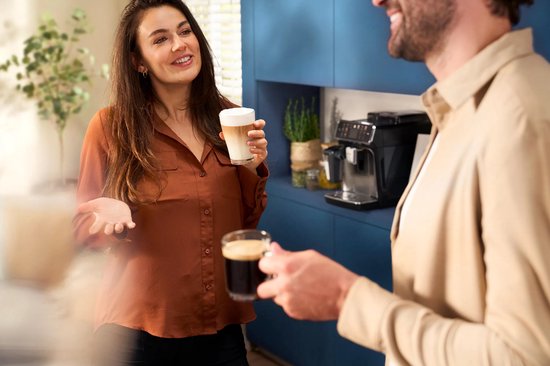 Philips 2200 Series - Espressomachine - 2 Soorten Koffie & Heet water - Melkopschuimer voor Cappuccino - Keramische molen - Volautomatisch - Zwart - Koffiemachine met bonen - EP2220/10